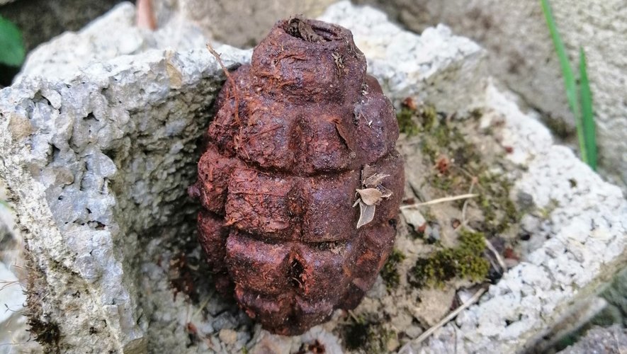 Un homme a trouvé cette grenade rouillée dans son jardin à Viviez.