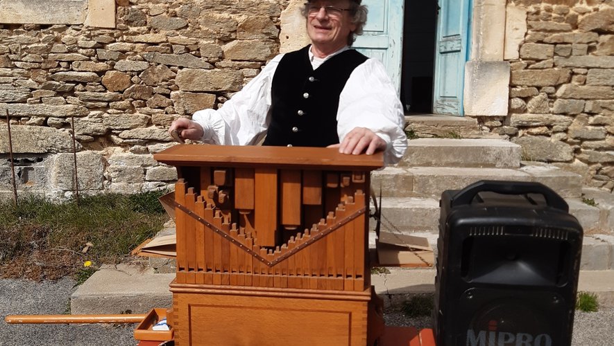 Philippe et son orgue de barbarie.