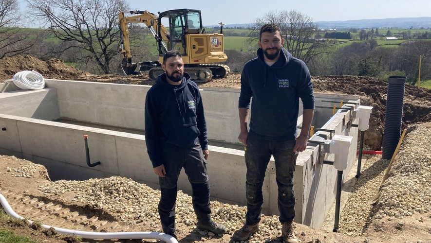 Arnaud Ginestet (à droite),sur un chantier, avec Romain, son salarié.