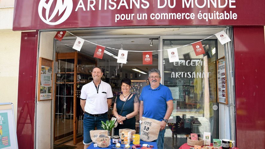 Michel, Fabienne et Jean-Louis, les vendeurs de la boutique sont tous bénévoles et travaillent à un monde plus solidaire. 