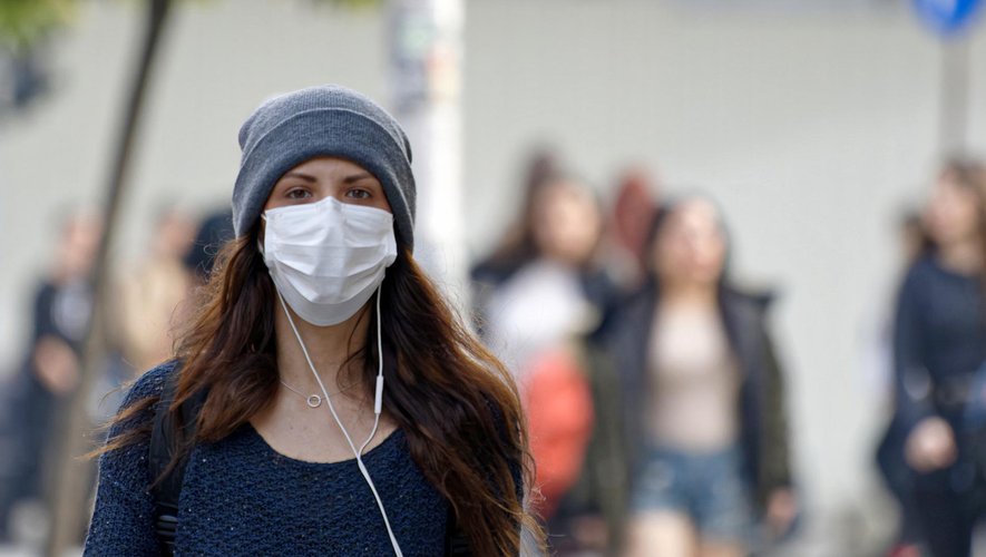 Le masque n'est plus obligatoire dans les transports, mais toujours aux abords des lieux de santé.