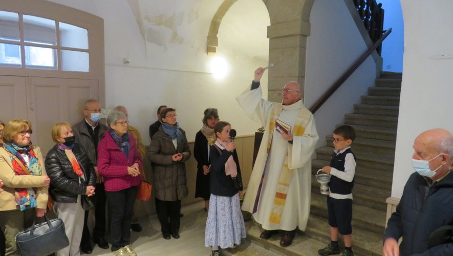 Le père Jean-Claude Lazuez procédant à la bénédiction de la "Maison du Sanctuaire"
