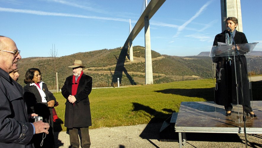 Elisabeth Borne, au pied du viaduc de Millau, en décembre 2007, alors qu'elle était directrice générale d'Eiffage.
