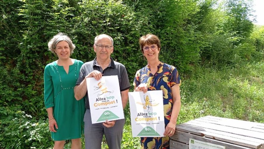 Stéphanie Marty, directrice du service Cadre de Vie à Ouest Aveyron communauté, Guy Marty, vice-président d’OAC, et Françoise Mandrou-Taoubi, déléguée aux déchets lancent la campagne de réduction des déchets.