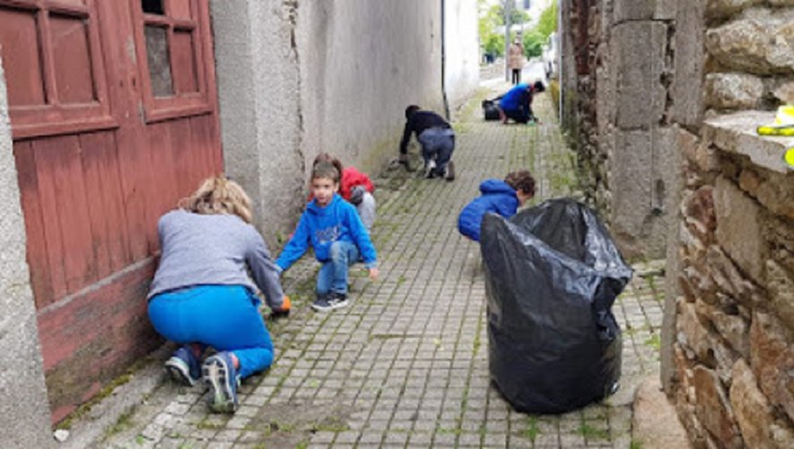 Petits et grands motivés pour nettoyer le village.