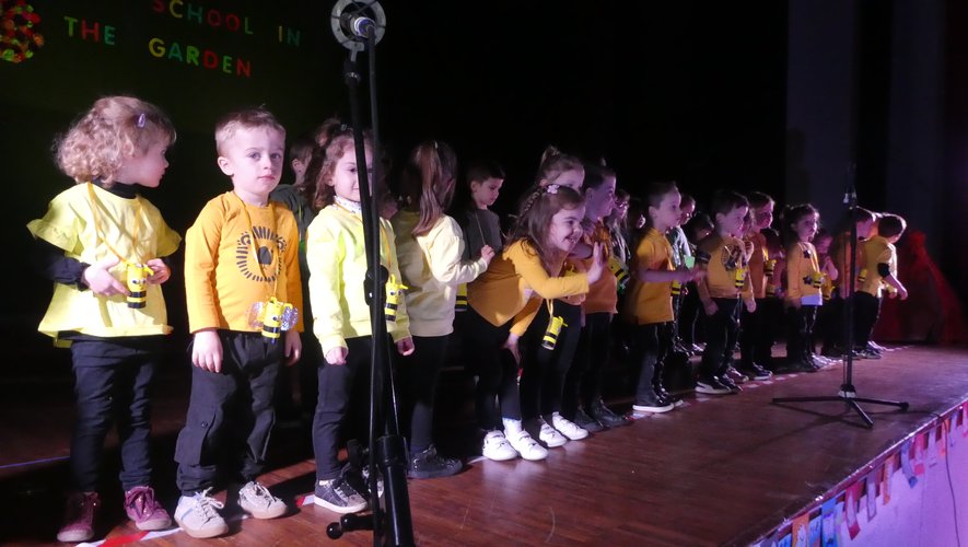 Les élèves de l’école Saint-Jean présentant le spectacle annuel à leurs parents en mars dernier.