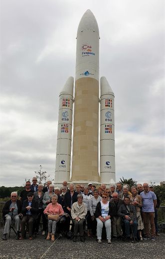 Devant la réplique grandeur nature d’Ariane 5.