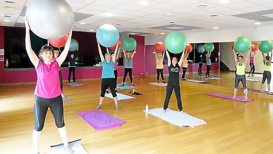 Les participantes au cours de gym douce avec swiss ball  aux côtés d’Eve Lebrun.
