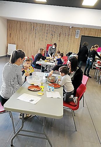 Les familles participant à l’atelier cuisine.