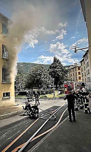 D'épaisses fumées s'échappent du bâtiment.