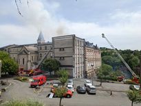 Aucun blessé n'est à déplorer dans l'incendie, les flammes ont été maîtrisée dans l'après-midi.