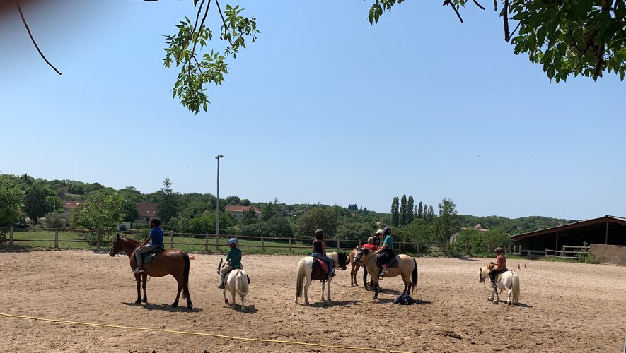 Les jeunes profitant d’un cours d’équitation.