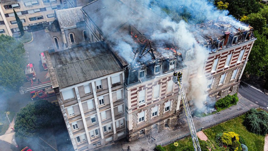 L'intervention des pompiers sur le toit en flammes de l'hôpital de Decazeville, vue du ciel.