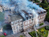 L'intervention des pompiers sur le toit en flammes de l'hôpital de Decazeville, vue du ciel.