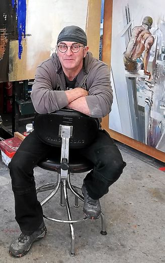 L’artiste dans son atelier pose devant "Le Vertigineux".