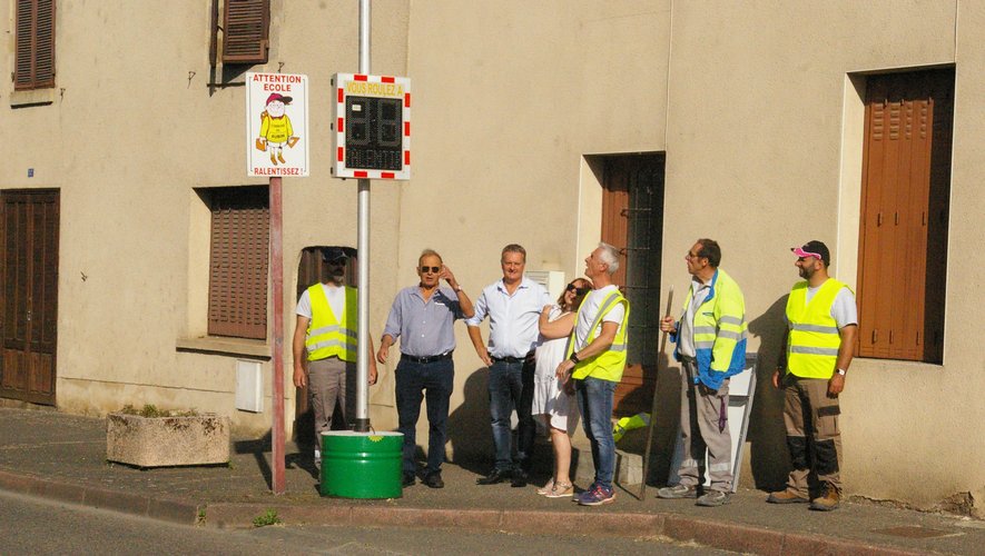 Le maire aubinois et deux de ses adjoints ont assisté à l’installation  du radar.                  Photo DDM