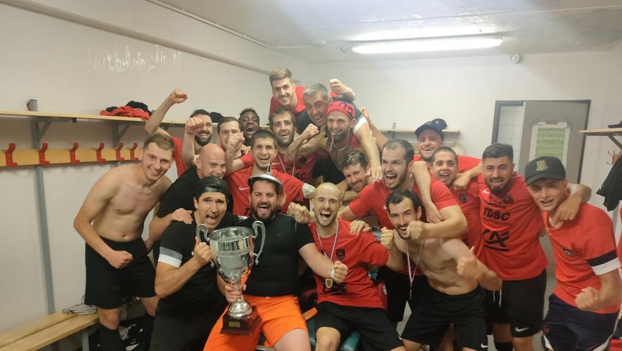 La joie des Réquistanais après leur victoire 3-0 en finale de la coupe de l'Aveyron