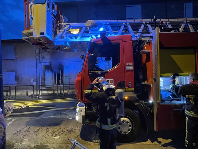 L'incendie a été rapidement circonscrit. D'importantes fumées s'échappaient du logement.