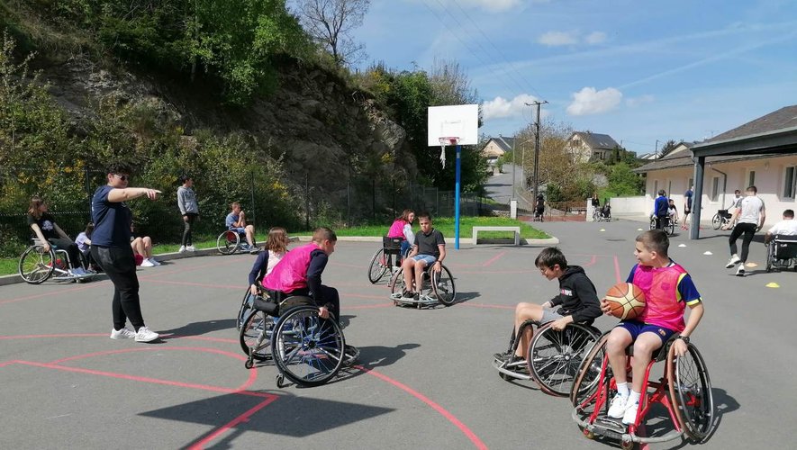 Jouer au basket en fauteuil roulant c’est prendre la mesure du handicap.