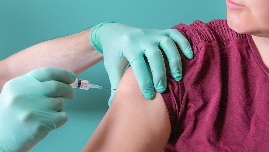 La Haute autorité de Santé recommande un rappel de vaccin anti-Covid à l'automne pour les personnes les plus à risque de formes graves, notamment les personnes de 65 ans et plus.