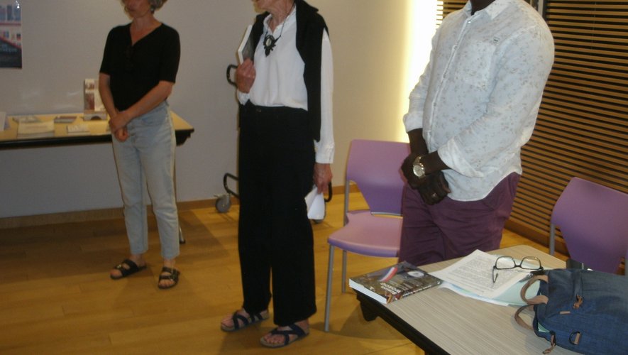 Adeline, la bibliothécaire, Josette Costes, présidente de la médiathèque, et Simon Worou.
