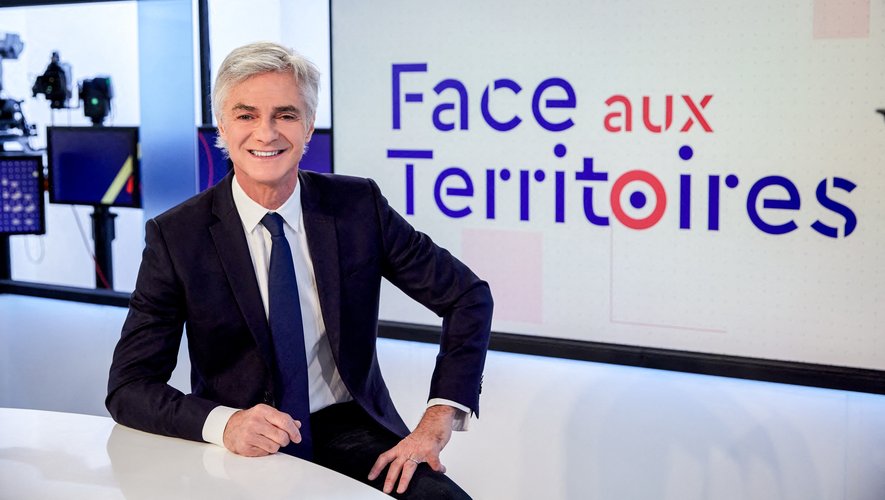 Cyril Viguier présente "Face aux Territoires" dans les studios de TV5 Monde à Paris.