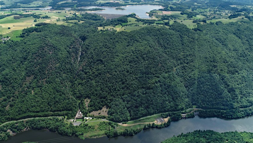 Le lac de Montézic est installé sur le plateau. L’usine 400 m plus bas