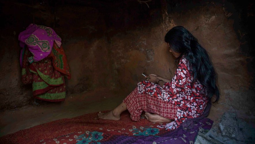 Au Népal, 89% des jeunes filles et des femmes subissent le"chhaupadi" une pratique ancestrale  basée sur l'idée que les règles sont "impures", "maudites", voire "dangereuses".