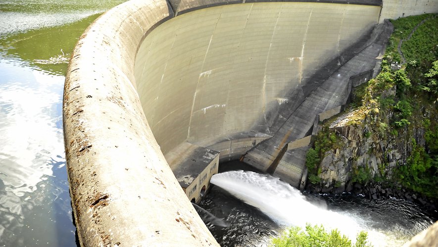 Les barrages (ici celui de Couesques) sont des outils indispensables à la création d’énergie hydraulique.