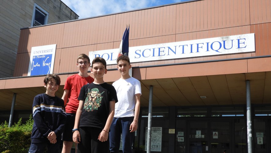 Les collégiens de l’atelier Science devant l’UFR de sciences à Amiens.
