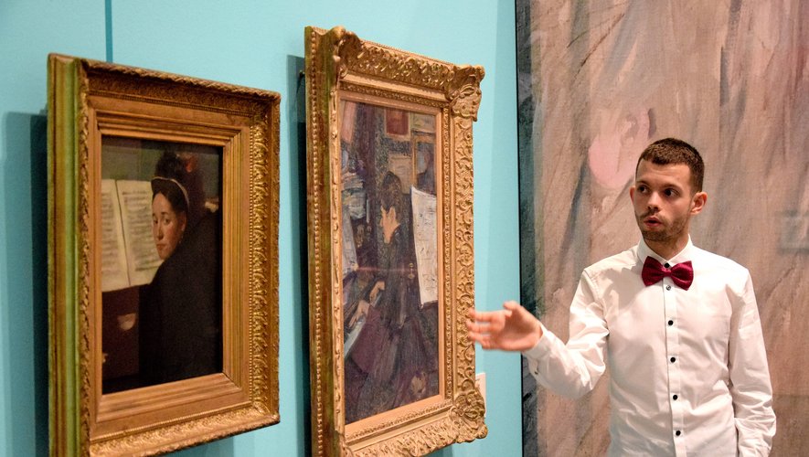 Le jeune Aveyronnais Rémy Trayssac commente deux œuvres de Degas et Toulouse-Lautrec, lors de la présentation de l’exposition à la presse à Albi.		J.B.