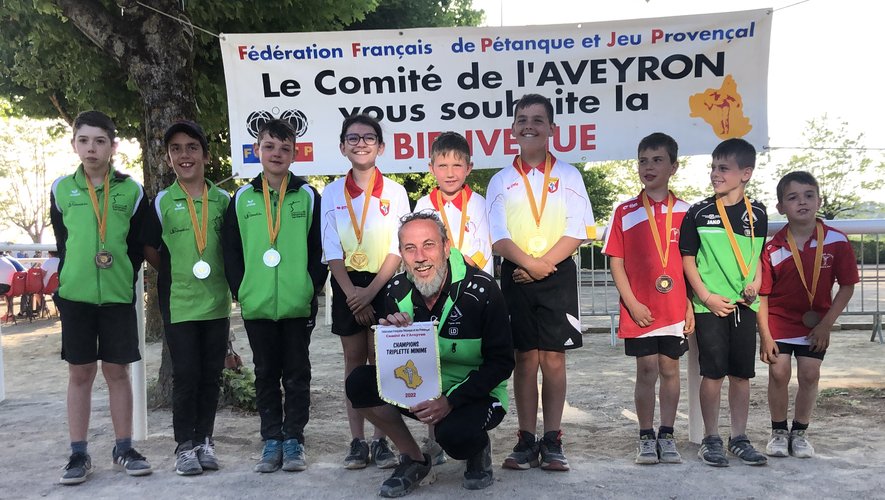 Les jeunes pétanqueurs primaubois champions d’Aveyron aux côtés de leur coach Lionel Durand.