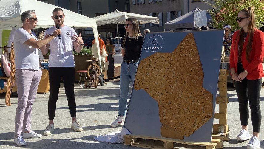 Les étudiants de l'EGC ont présenté leur cracker géant, lundi, place Foch à Rodez. 