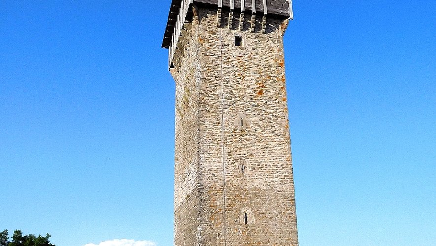 La Tour domine à 933 mètres.