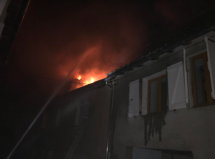 L'incendie s'est propagé à plusieurs maisons.