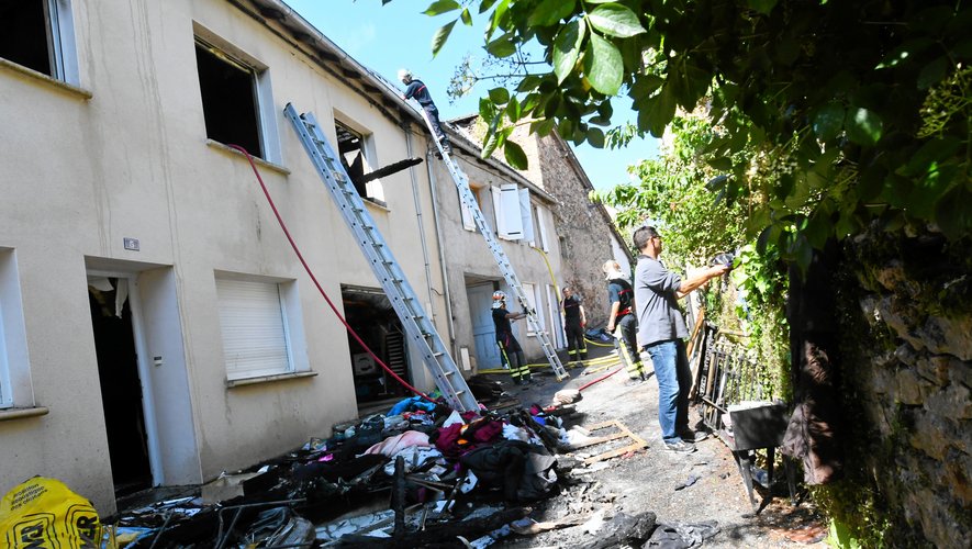 Trois maisons voisines ont été touchées par l'incendie, tout particulièrement celle du milieu.