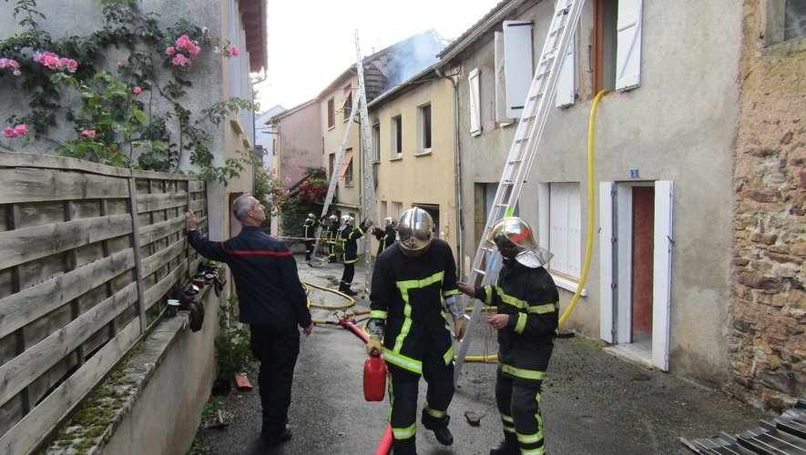 Les pompiers étaient toujours sur place vers 8 heures, alors que de la fumée s'échappait toujours des maisons.