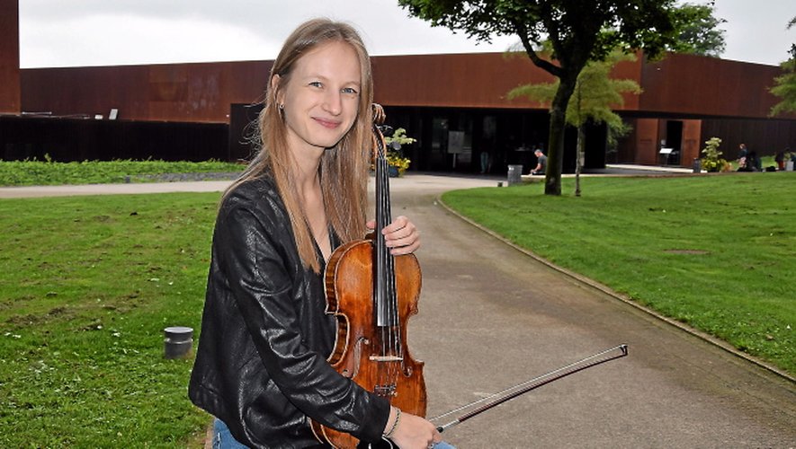 La jeune Aveyronnaise Adèle Ginestet (alto) fait partie du trio qui jouera ce jeudi soir à l'église Saint-Amans