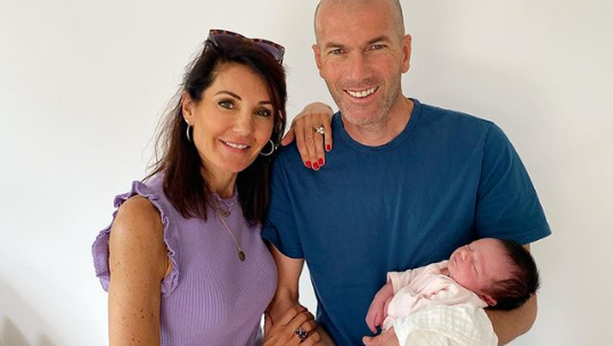 La petite Sia dans les bras de son heureux grand-père Zinedine Zidane aux côtés de son épouse aveyronnaise Véronique.