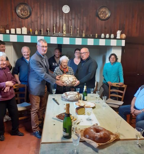 Le gros pain porté au village de la Valette chez Madame Bec, 98 ans, symbolisant le levain et le passage du relais pour le millésime 2023.