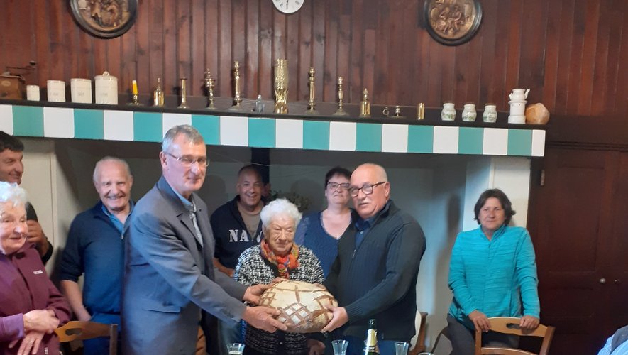Le gros pain porté au village de la Valette chez Madame Bec, 98 ans, symbolisant le levain et le passage du relais pour le millésime 2023.