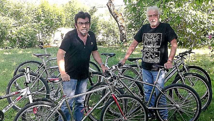 Jean-Marc Arnaud (à gauche)et l’un de ses amis, Thierry Gaubert, collectionneurde vélos route vintage.
