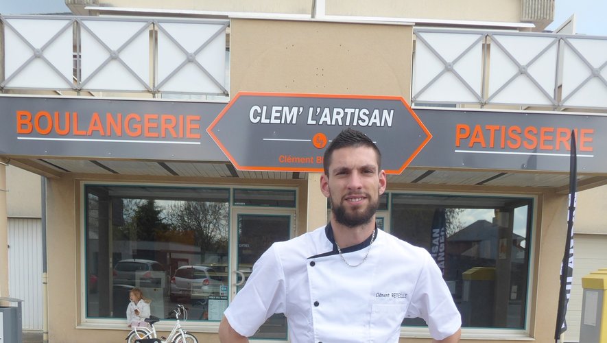Clément Béteille devant sa boulangerie à La Primaube.