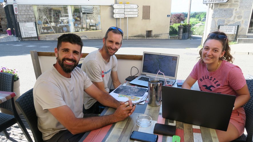 Océane, Lionel et Nicolas sur les derniers préparatifs pour la team du Viadène Raid Aventure