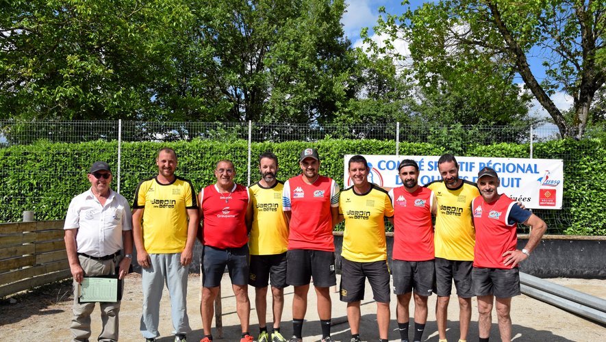 Les jaune de l'équipe Couderc de Gages (Honneur) ont battu les rouge de la quadrette Cayre de Colombiès (Excellence) en finale de la coupe d'Occitanie. Sous l'œil attentif de Fernand Arguel à l'arbitrage.