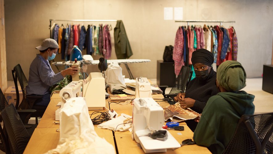 Dans les locaux de l'association H.A.W.A au féminin, une vingtaine de salariées s'affairent désormais chaque jour pour donner une seconde vie à des vêtements et tissus voués à être jetés.