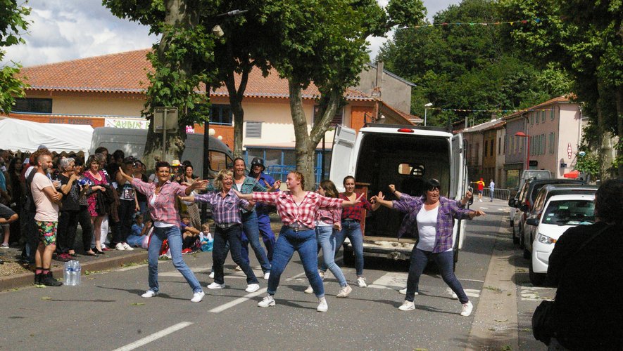 Les danseuses de Countryde Cransac ont offert des démonstrations de rue.