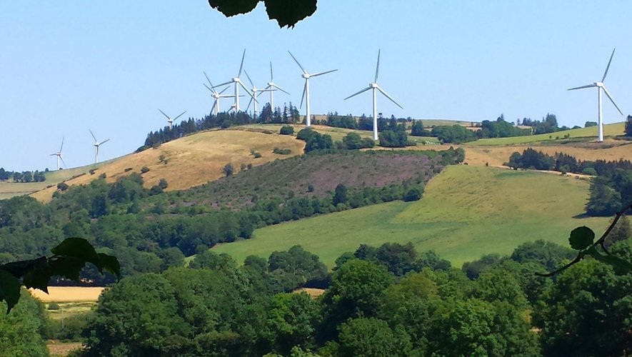 Un des parcs éoliens du Sud-Aveyron, 12 éoliennes surplombant Camarès.