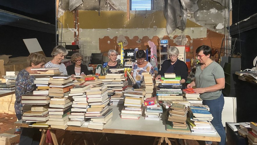 Les bénévoles des Restos du Cœur, Livre Ensemble et les salariés de La Maison du Livre en train de trier les livres.