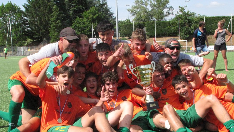 L’équipe 1 des U17 qui a remporté la coupe de l’Aveyron Crédit Mutuel.